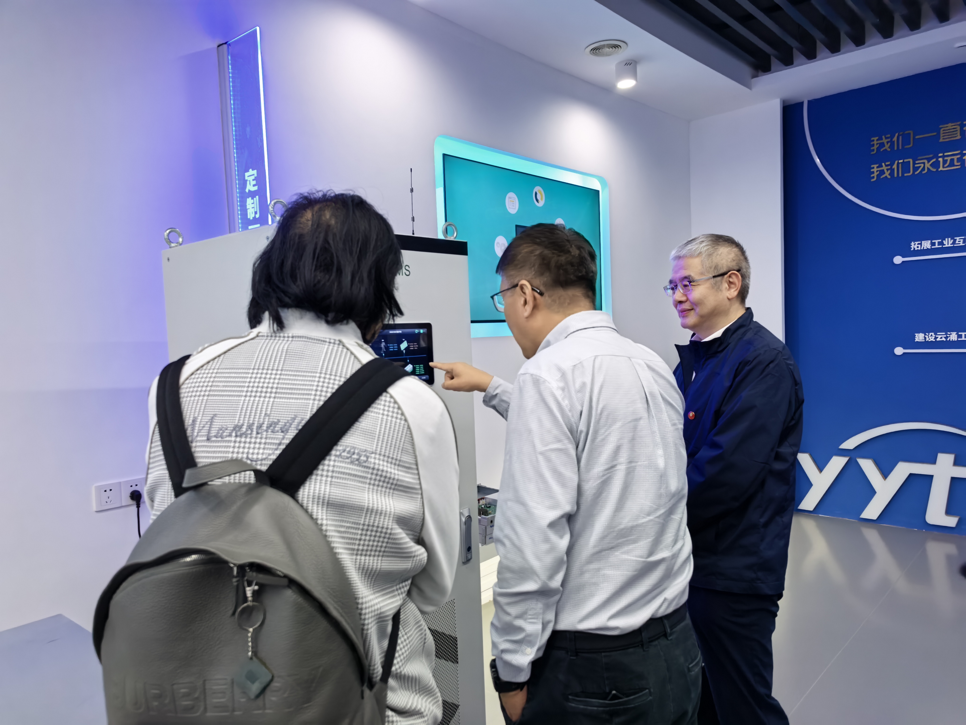 龙芯中科胡伟武一行莅临澳门银河网上赌场网站考察